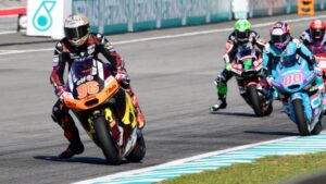 Piloto de Moto2 liderando la carrera en Malasia