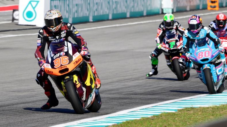 Piloto de Moto2 liderando la carrera en Malasia