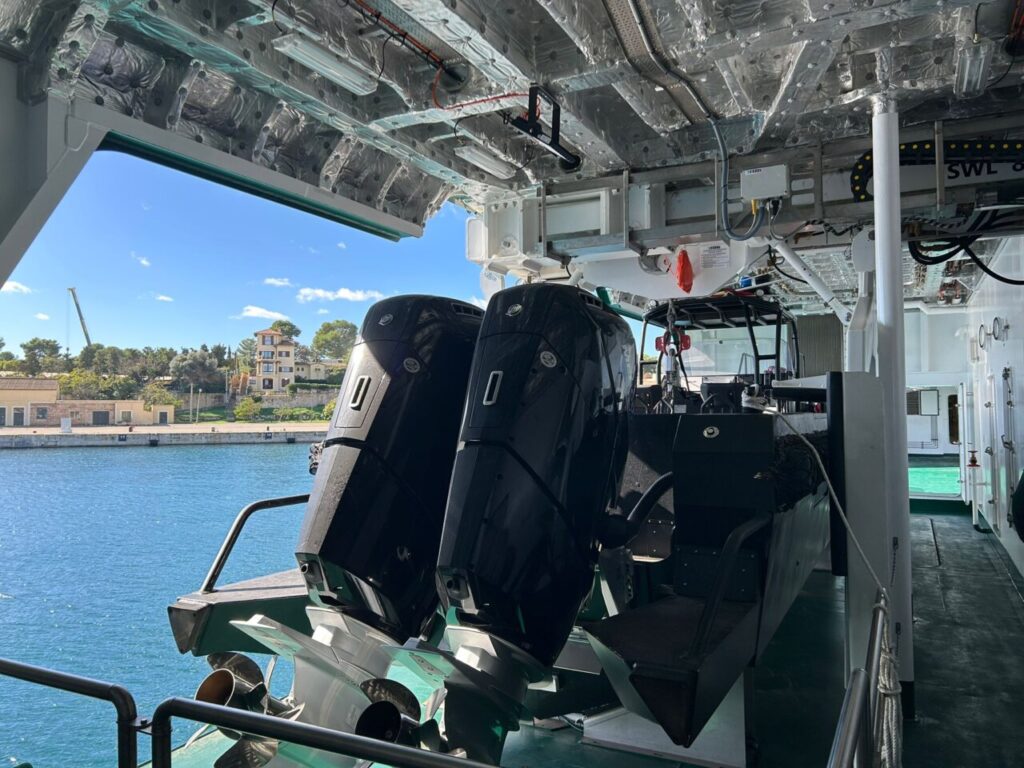 Motores de la lancha auxiliar del buque Duque de Ahumada en el puerto.