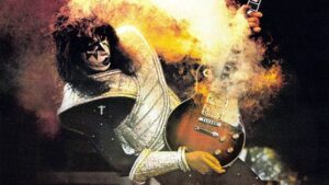 Ace Frehley tocando la guitarra en un espectáculo de KISS