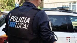 A botellazos y manotazos: una mujer enloquece en un bar de Palma