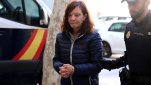 Mujer siendo escoltada por la policía tras un crimen en Sineu.