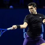 Jugador de tenis realizando un golpe durante un partido en Basilea