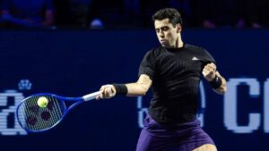 Jugador de tenis realizando un golpe durante un partido en Basilea
