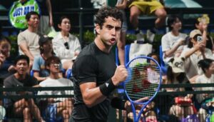 Munar celebrando su victoria en un partido de tenis en Shanghái