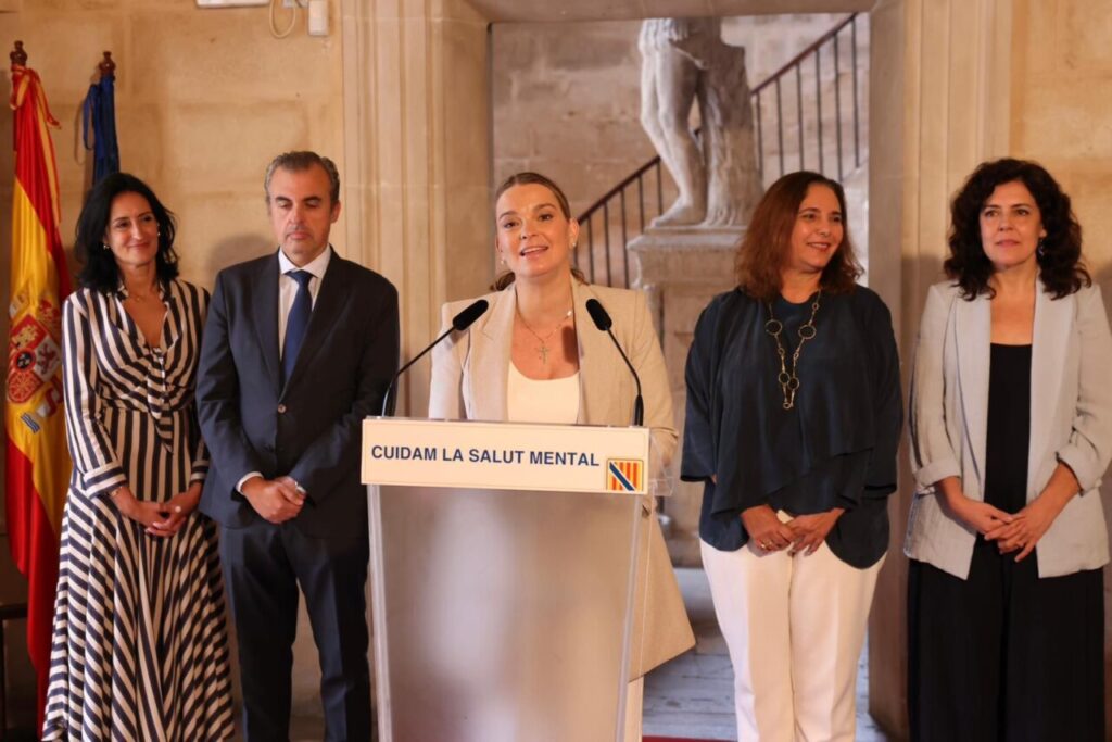 Evento sobre salud mental con varias personas en un podio