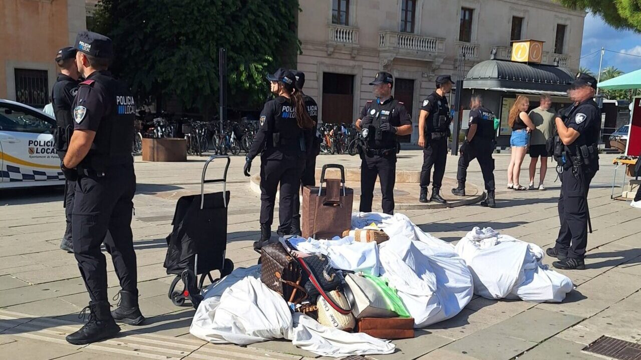 Policía Local de Palma interviniendo en venta ambulante ilegal