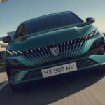 Vista frontal del nuevo Peugeot 308 en movimiento