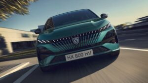 Vista frontal del nuevo Peugeot 308 en movimiento