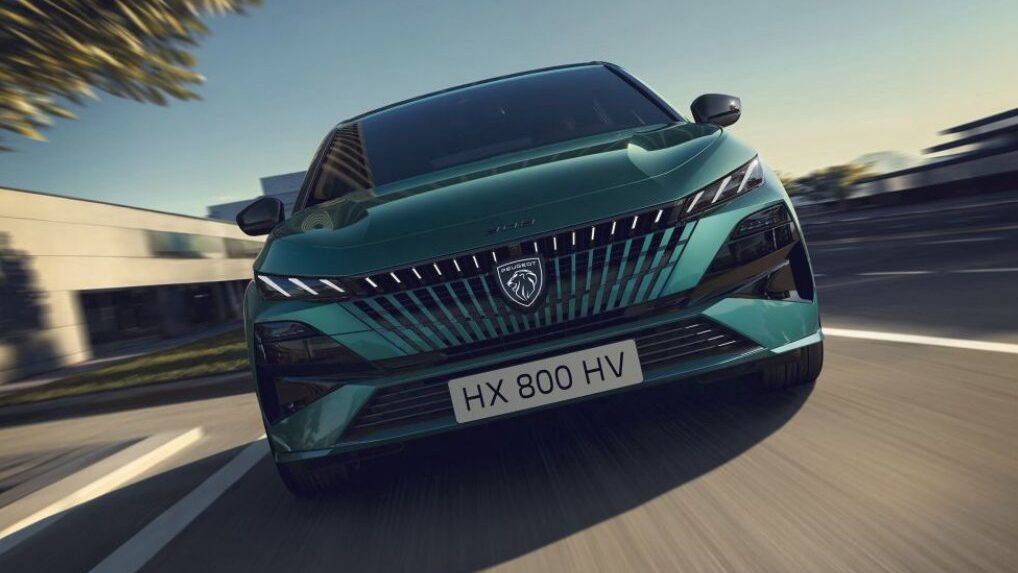 Vista frontal del nuevo Peugeot 308 en movimiento