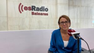 Nunci Rodríguez hablando sobre el síndrome MED13L en un estudio de radio