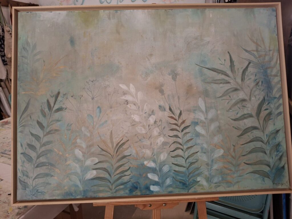 Pintura abstracta con hojas y plantas en tonos suaves