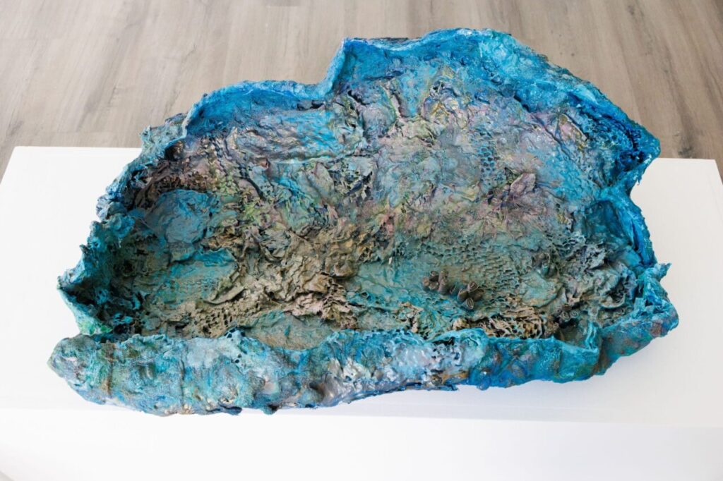 Escultura abstracta de Lucie Balaguer con tonos azules y texturas variadas.