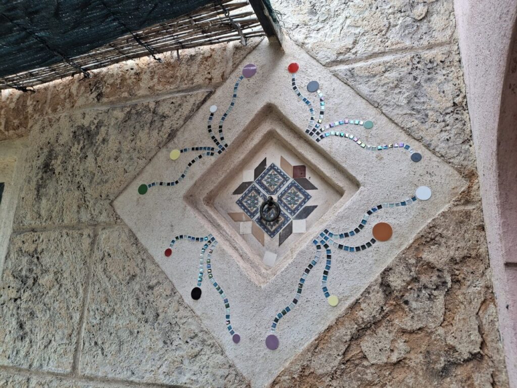 Detalle de una obra en la casa de Joan Balaguer con mosaicos coloridos.