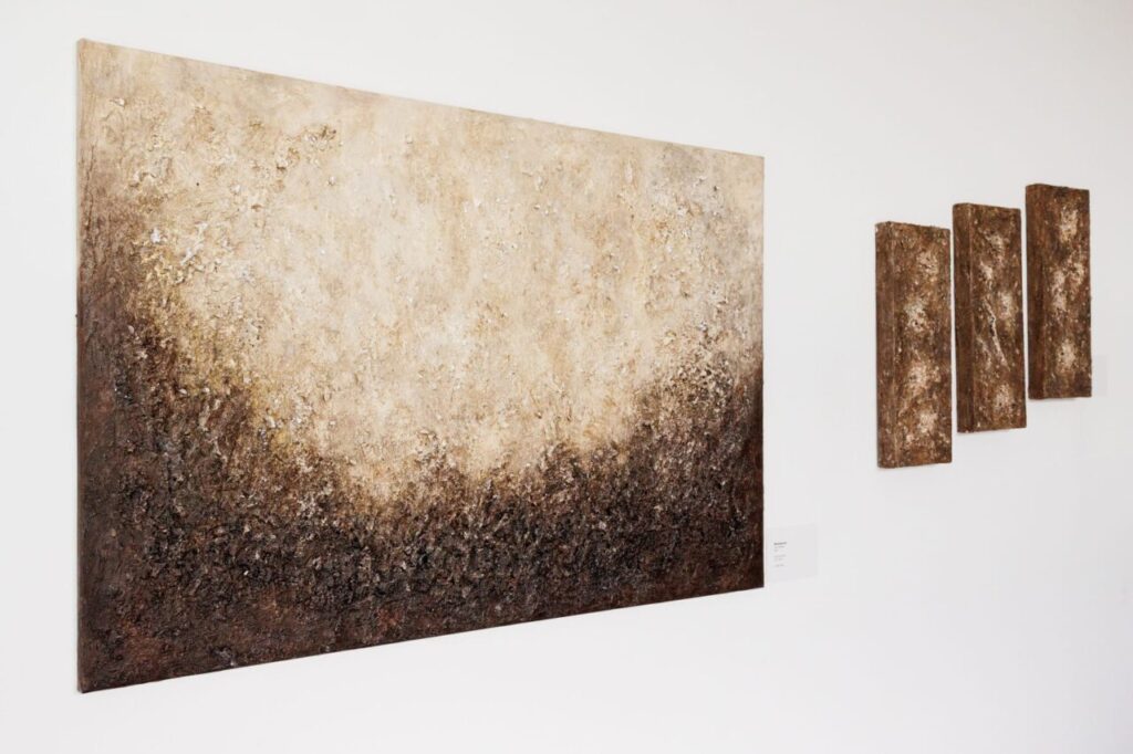 Pintura abstracta de Lucie Balaguer en tonos marrones y beige.