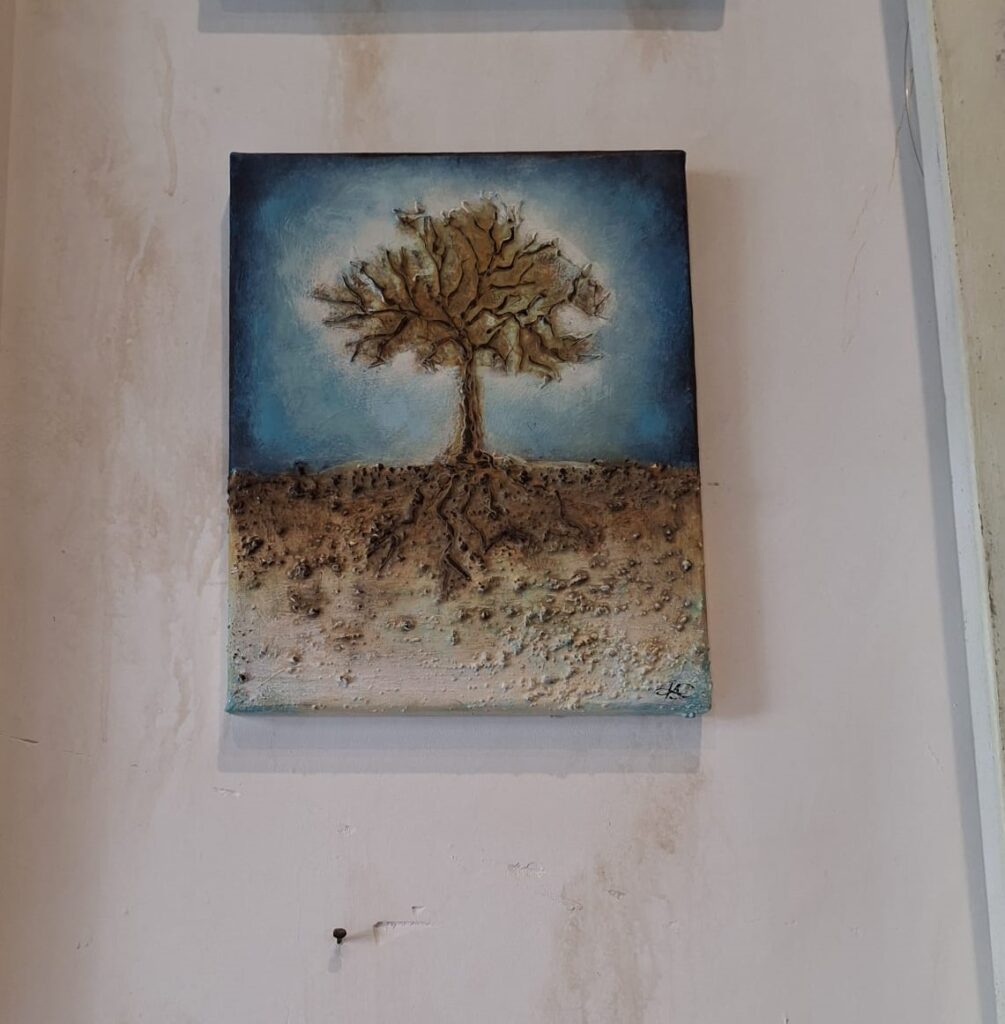 Pintura de un &aacute;rbol con ra&iacute;ces en un fondo azul