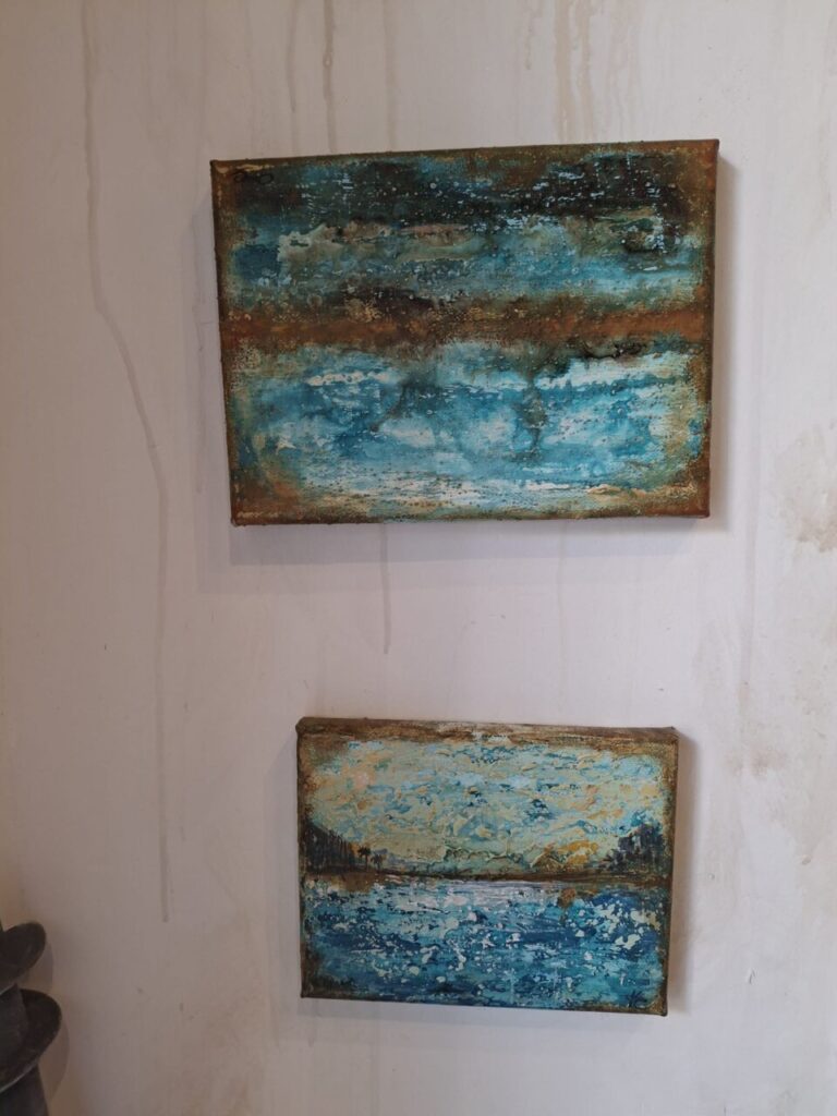 Dos pinturas abstractas en tonos azules y marrones