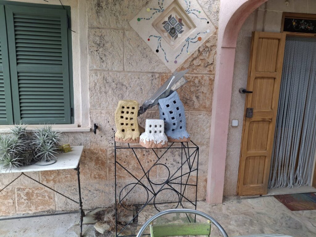 Escultura moderna en la casa de Joan Balaguer en S'Arrac&oacute;