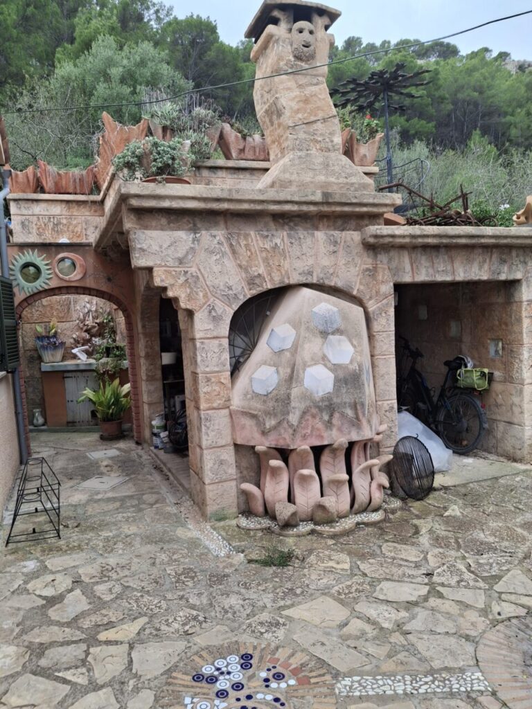 Vista de la vivienda de Joan Balaguer con detalles art&iacute;sticos en la fachada.