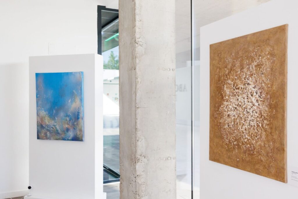 Exposici&oacute;n de obras de arte de Lucie Balaguer en una galer&iacute;a moderna.