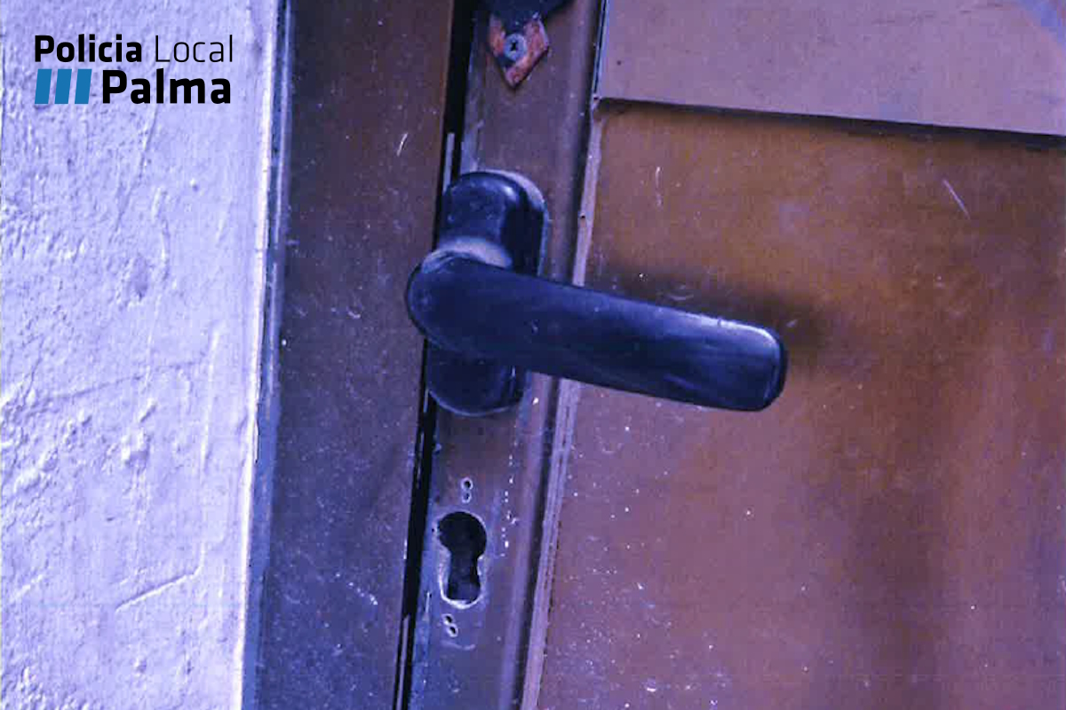 Cierre de una puerta con da&ntilde;os visibles en la cerradura