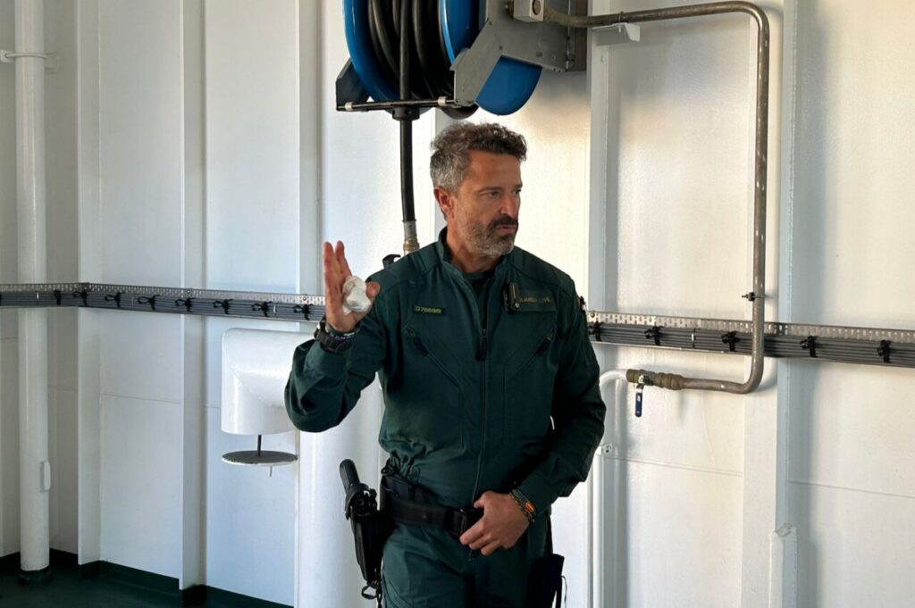 Oficial de la Guardia Civil explicando las instalaciones del buque Duque de Ahumada