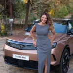 Lara Álvarez posando junto al nuevo SUV Opel Grandland
