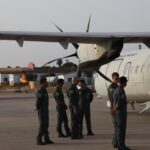 Agentes de Frontex junto a un avión en operación Indalo