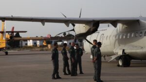 Agentes de Frontex junto a un avión en operación Indalo