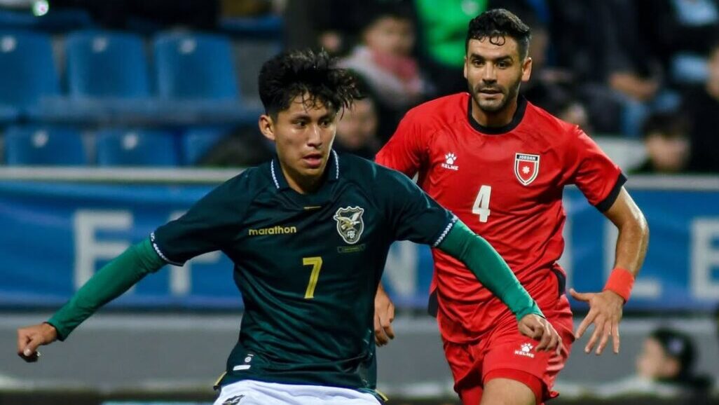 &Oacute;scar L&oacute;pez jugando en un partido amistoso entre Bolivia y Jordania
