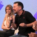Pablo Iglesias hablando en un evento político con otros participantes.
