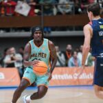 Jugador del equipo Palmer con balón en un partido de baloncesto