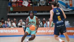 Jugador del equipo Palmer con balón en un partido de baloncesto
