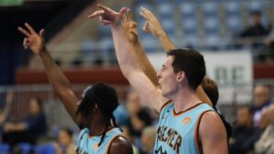 Jugadores del Palmer Basket celebrando un punto en el partido