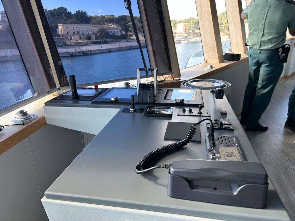 Panel de control del buque Duque de Ahumada con vista al mar