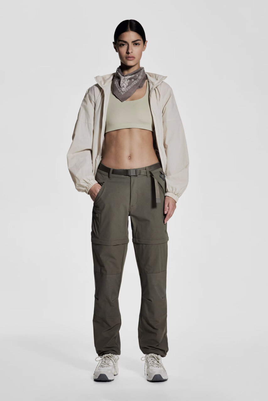 Mujer usando pantalones repelentes al agua en un entorno urbano