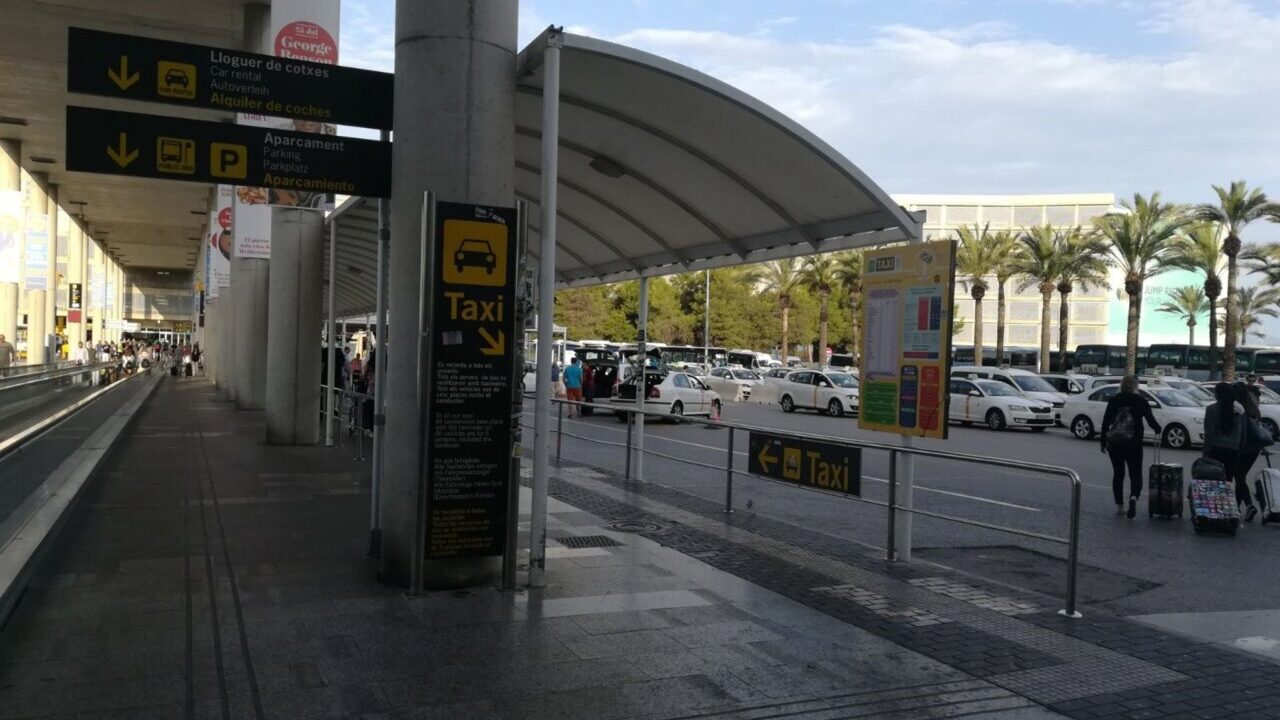 La parada de taxis del aeropuerto de Palma cambia de ubicación