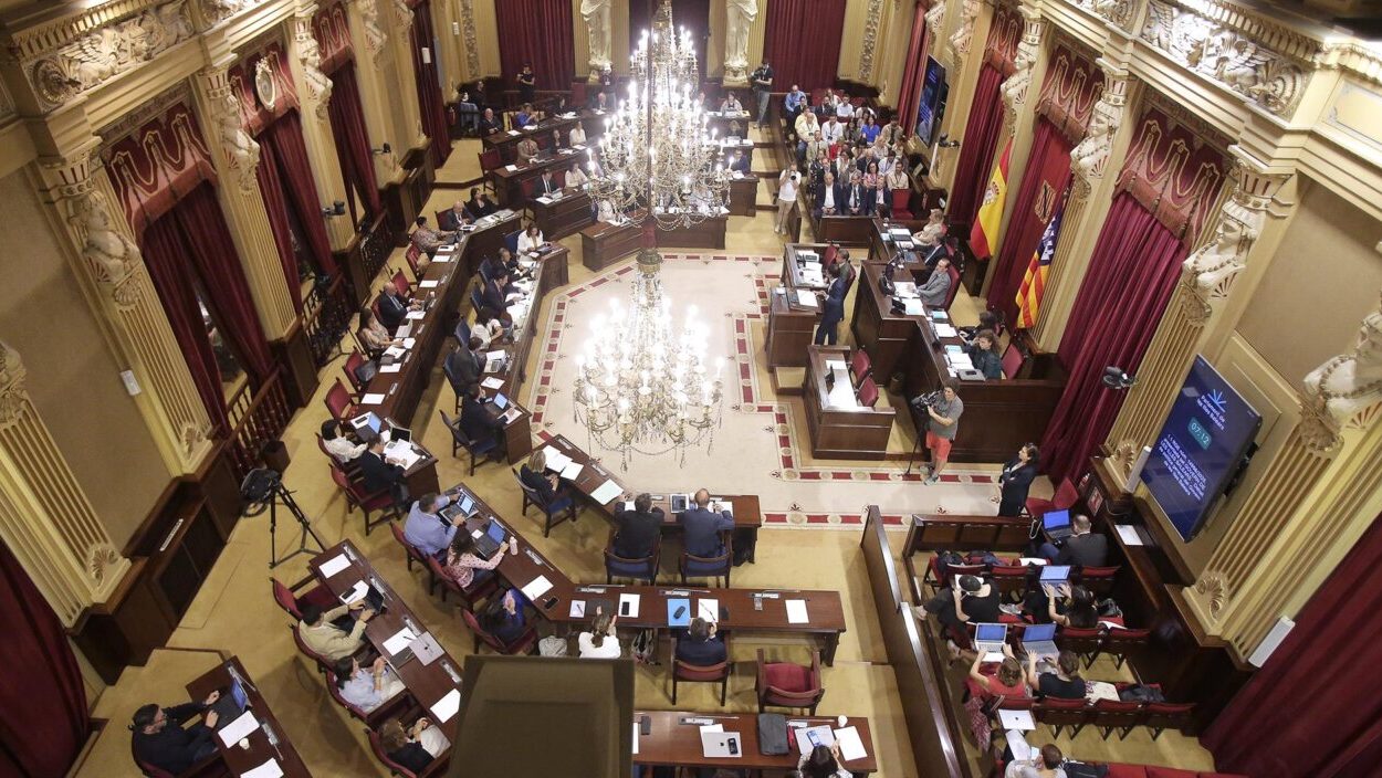 Vista del Parlament balear durante un debate sobre la ley de memoria democr&aacute;tica.