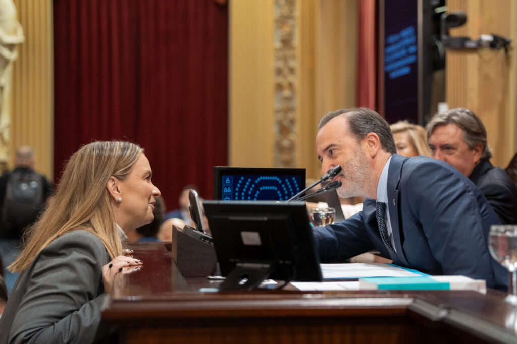 Marga Prohens interactuando en el Parlamento de las Islas Baleares