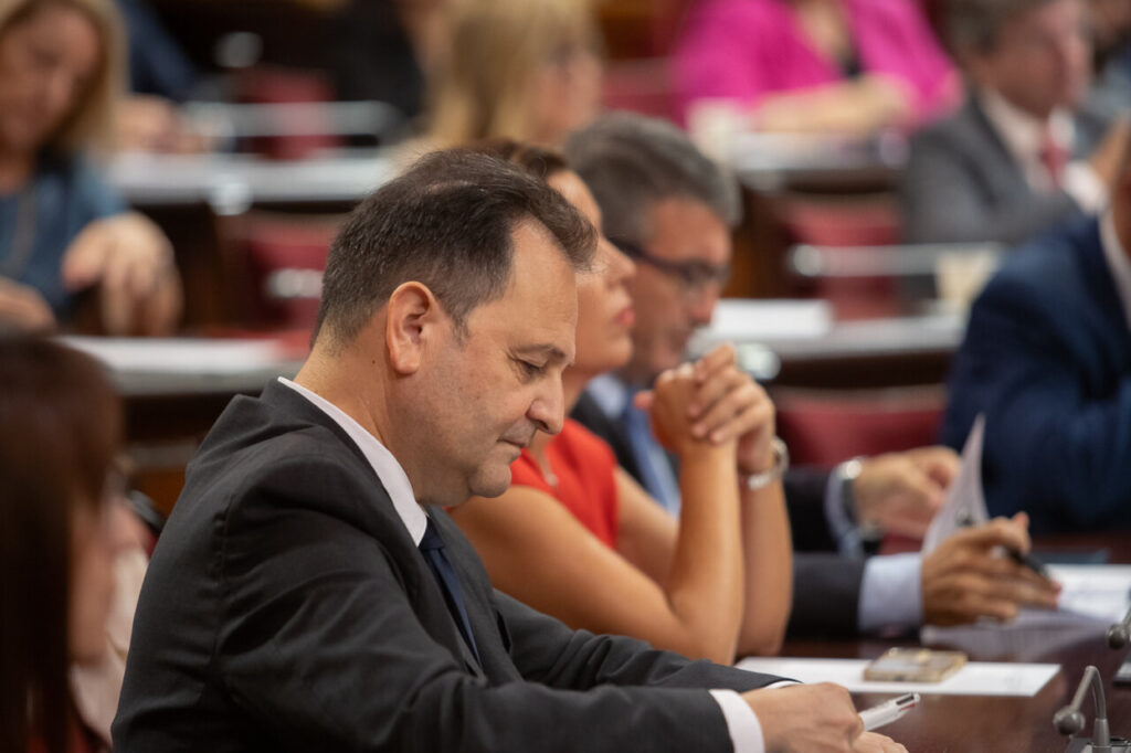 Marga Prohens en el Parlament durante un debate pol&iacute;tico