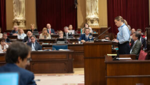 Marga Prohens hablando en el Parlament durante el Debate de Política General