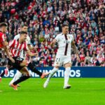 Jugadores del Athletic Club y RCD Mallorca en acción durante el partido