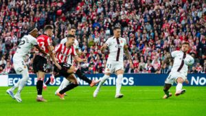 Jugadores del Athletic Club y RCD Mallorca en acción durante el partido
