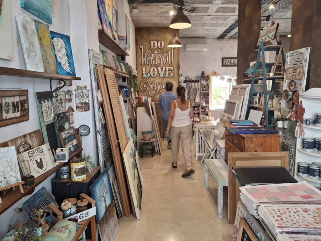 Interior del taller de Karina Cappato con obras de arte y muebles decorativos