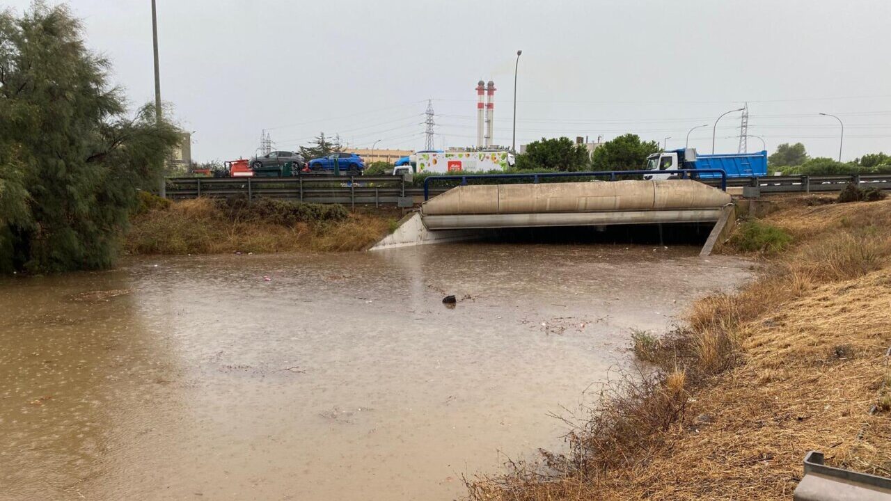 Paso inferior del cinturón en Ronda Ibiza inundado por fuertes lluvias.