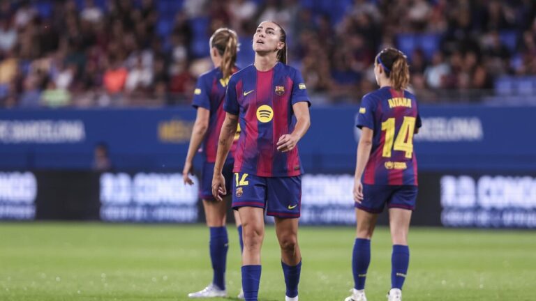 Patri Guijarro del FC Barcelona muestra frustración tras una jugada.