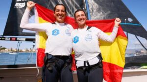 Paula Barceló y María Cantero celebrando su victoria con la bandera de España