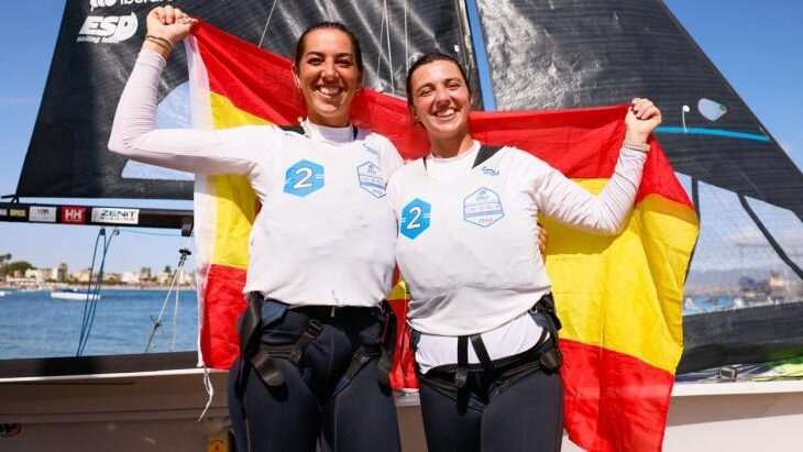 Paula Barceló y María Cantero celebrando su victoria con la bandera de España