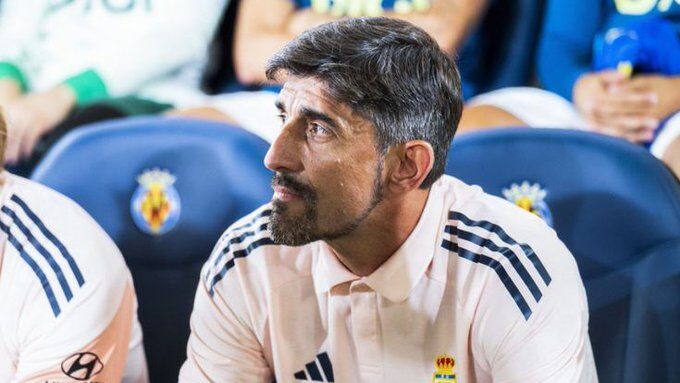 Veljko Paunovic durante un partido con el Real Oviedo