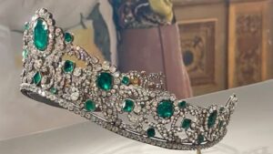 Tiaras y joyas robadas del Louvre durante un asalto